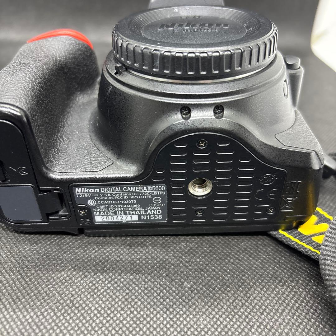 Nikon デジタル一眼レフカメラ D5600 本体　バッテリー2個付き