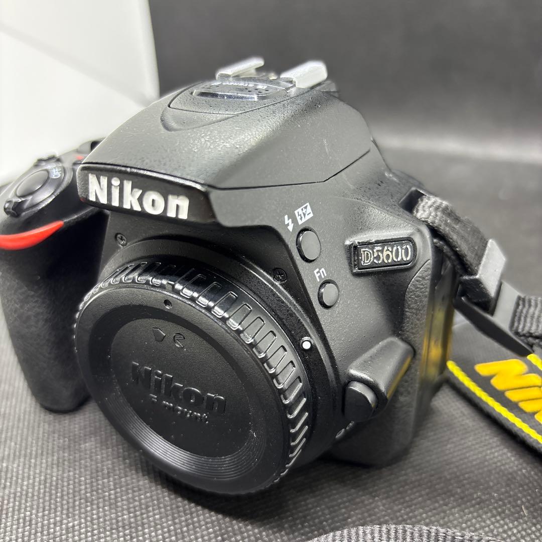 Nikon デジタル一眼レフカメラ D5600 本体　バッテリー2個付き