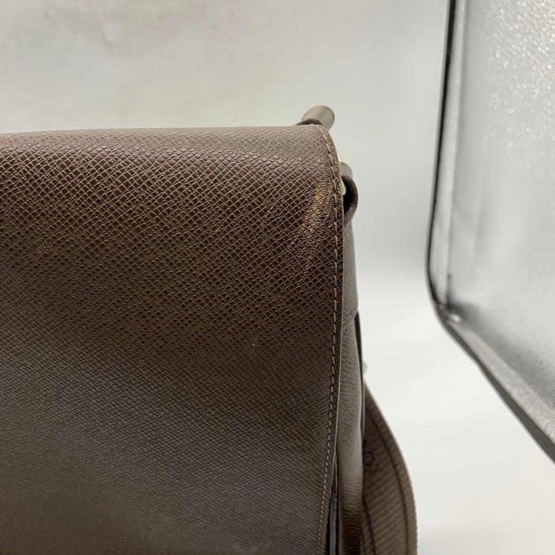 ルイヴィトン タイガ サヤン ショルダーバッグ グリズリ レザー M30918