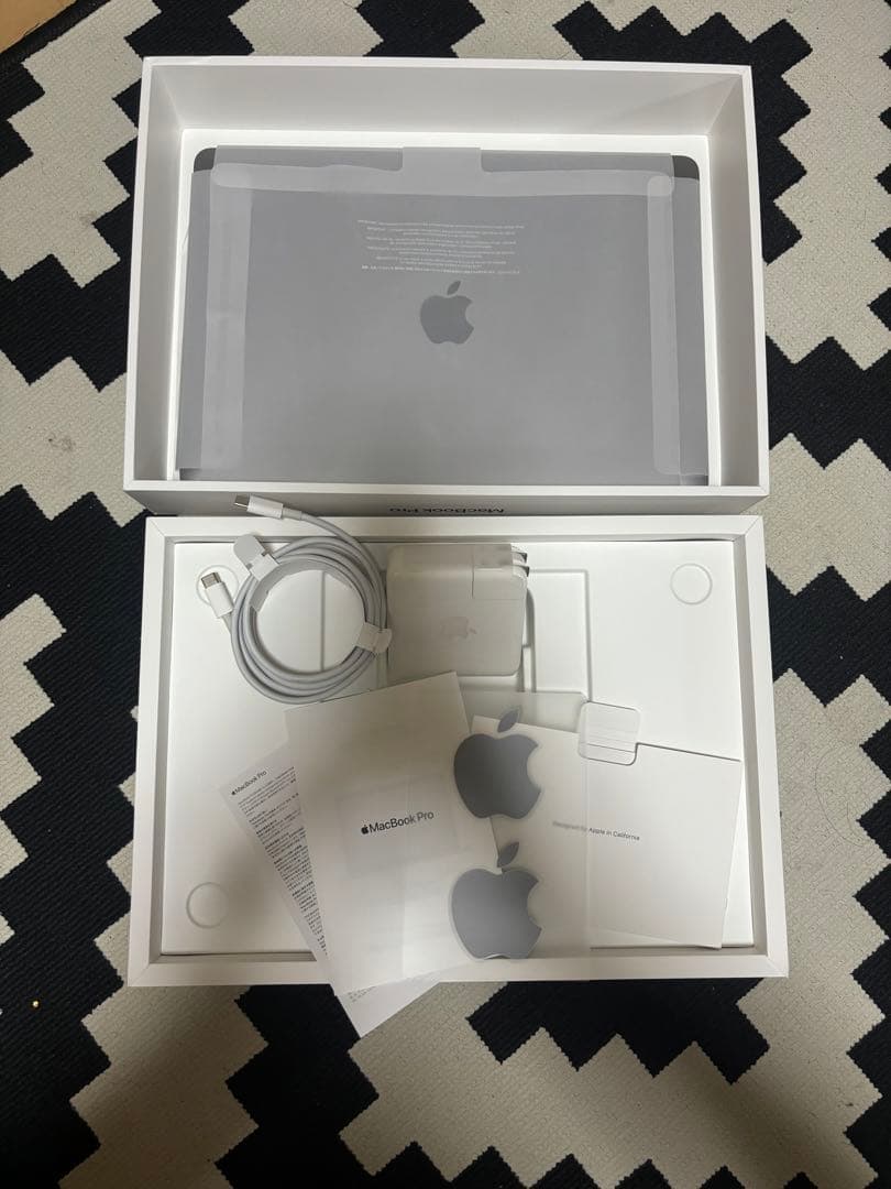 MacBook本体 Apple MacBook Pro (13-inch, M2, 2022)