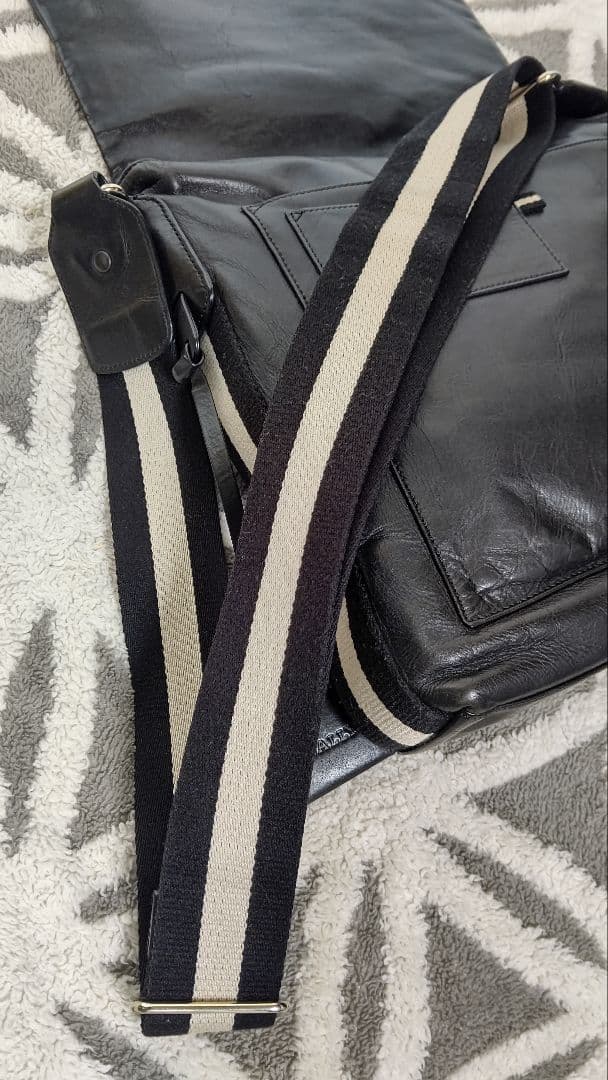 【BALLY】 バリー　レザーメッセンジャーバッグ　ブラック