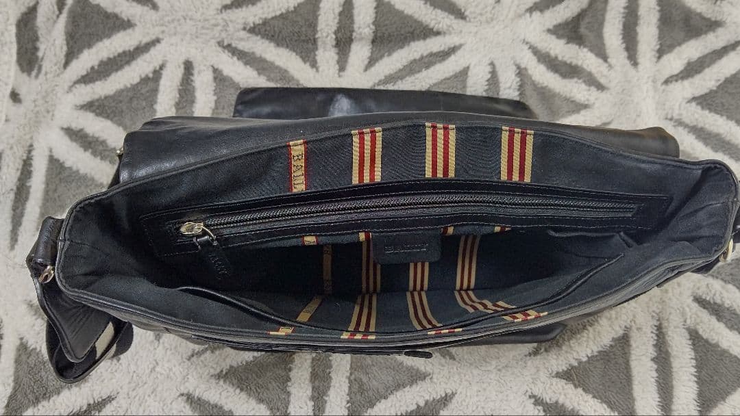 【BALLY】 バリー　レザーメッセンジャーバッグ　ブラック