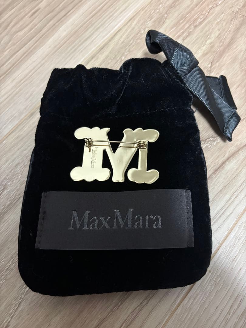 Max Mara ゴールド　クリーム色　ロゴブローチ付きポーチ