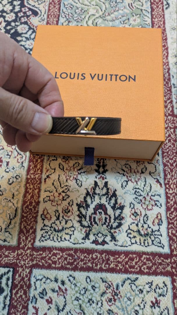 ✨LOUIS VUITTON ブラックレザーブレスレット‼️大人オシャレ‼️