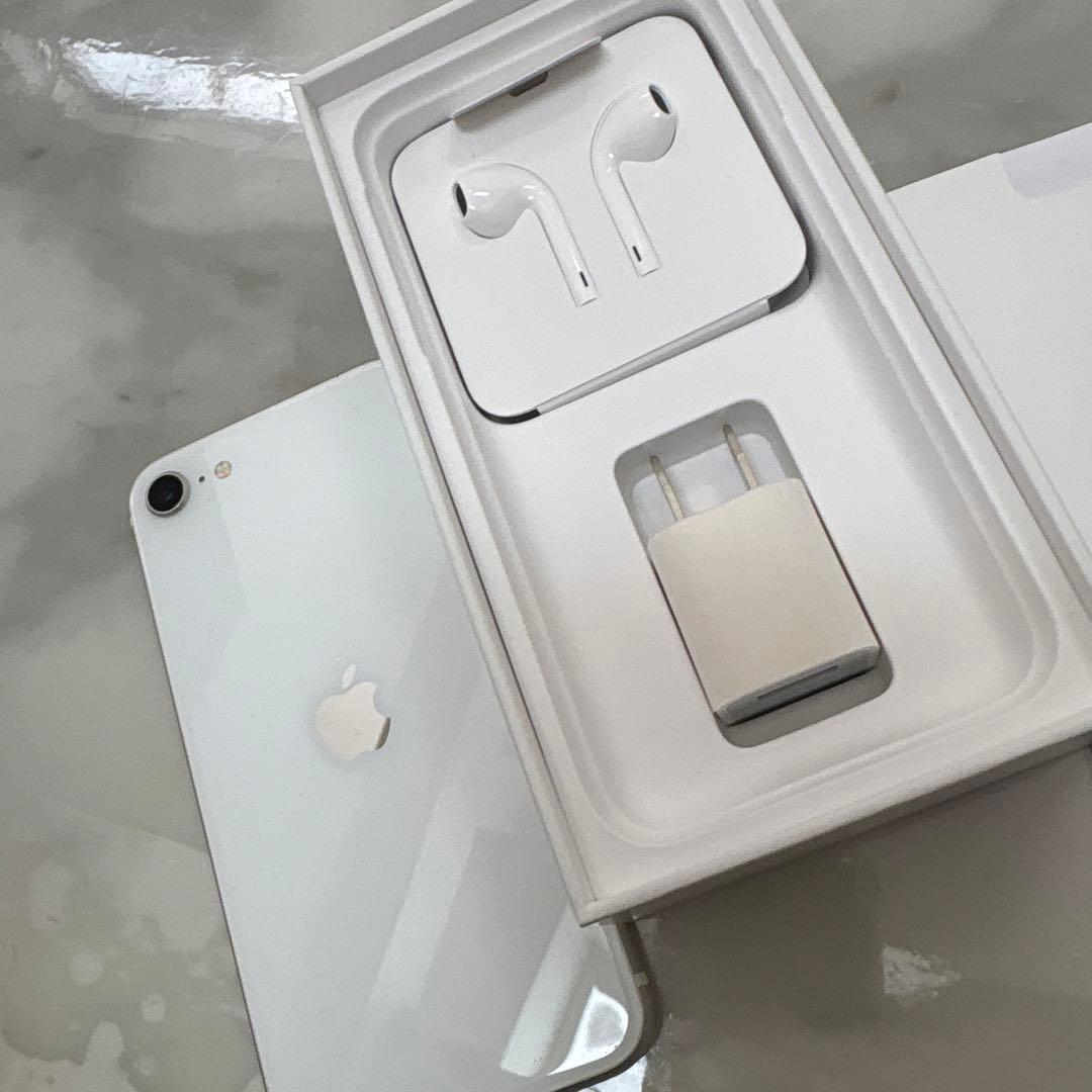 美品　iPhoneSE 128 SIMフリー　ホワイト　付属品全てついてます