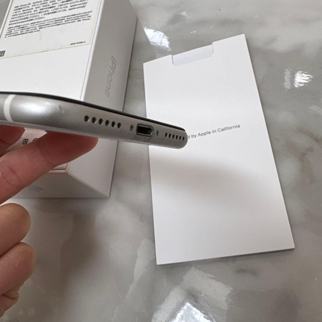 美品　iPhoneSE 128 SIMフリー　ホワイト　付属品全てついてます