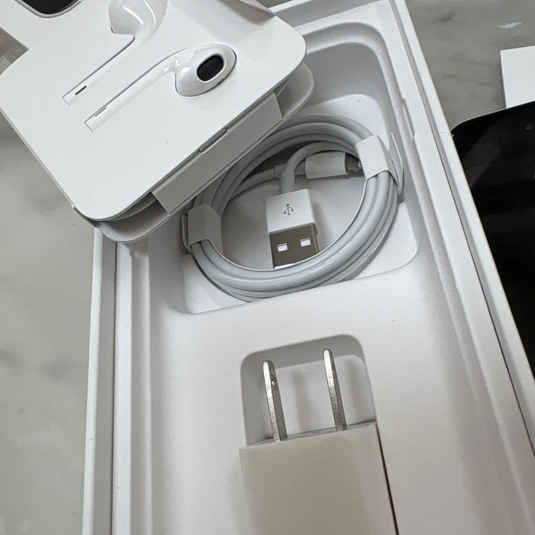 美品　iPhoneSE 128 SIMフリー　ホワイト　付属品全てついてます