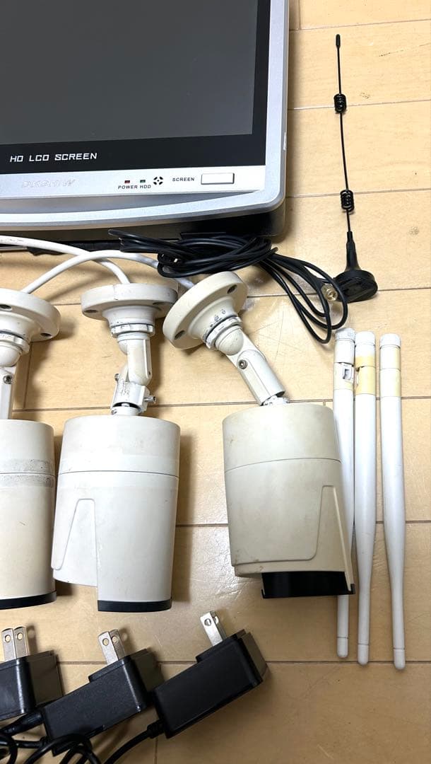 防犯カメラ　4台とモニター　セット　録画機能付き　中古　使用可能　１TB HDD