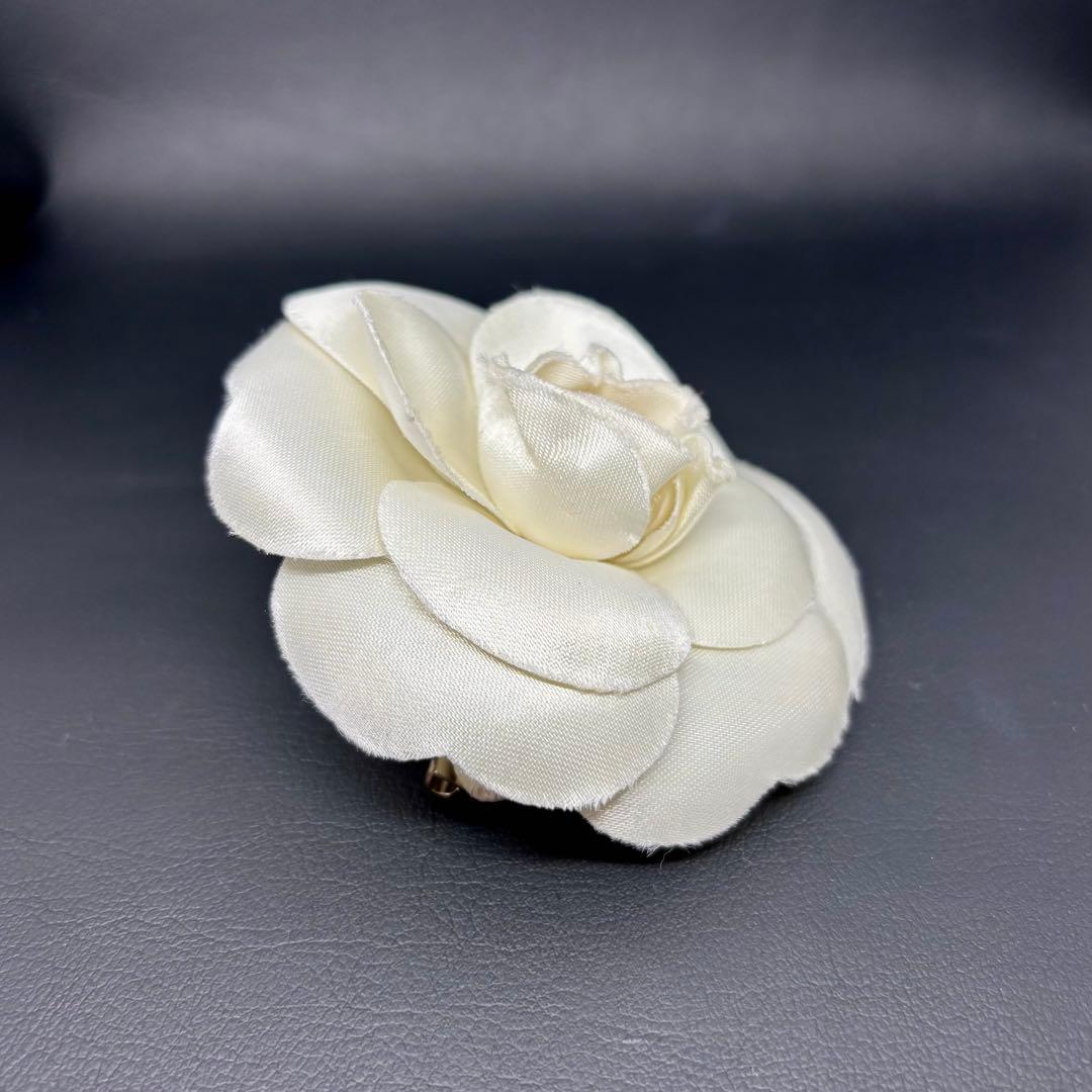 【美品】【シャネル】コサージュ ブローチ カメリア 白 入園式 入学式 式典など