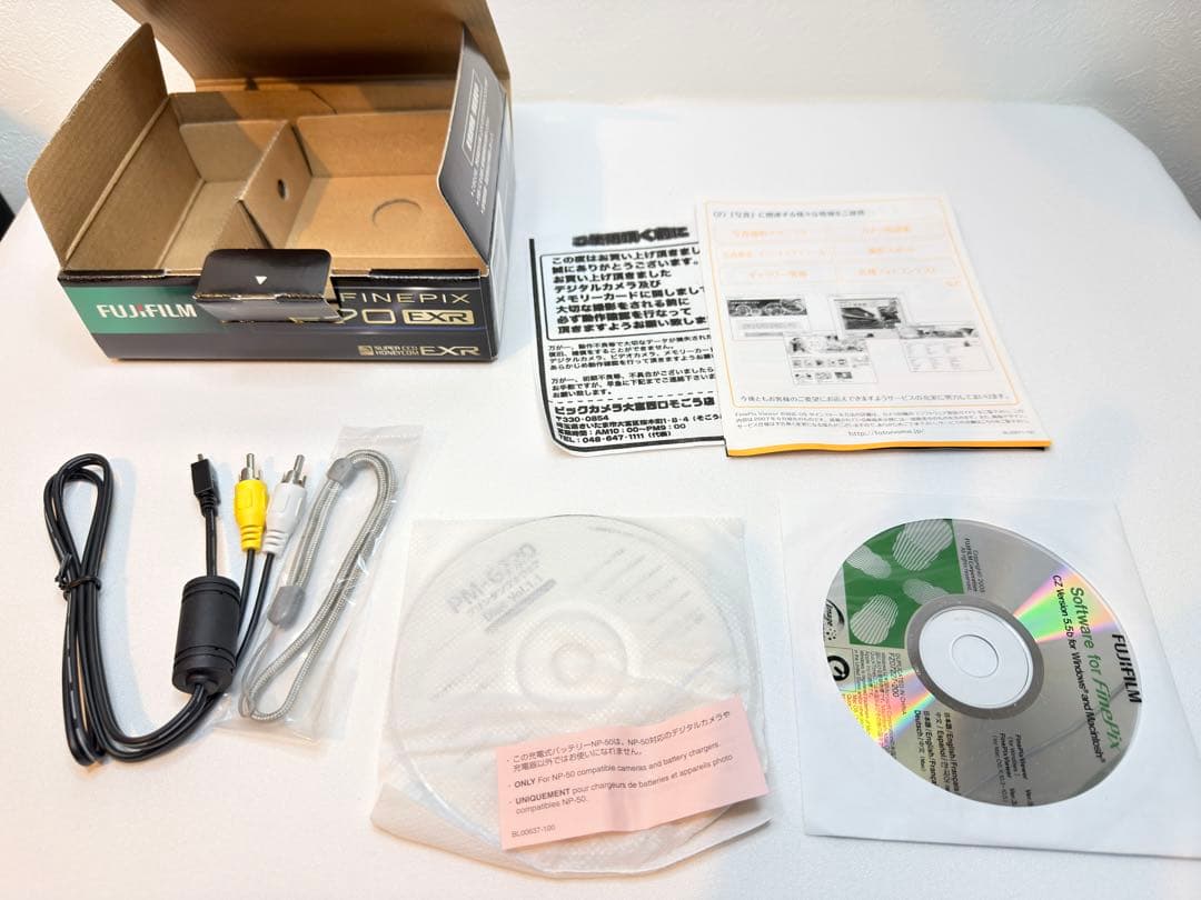 フジフィルム　FinePix F70 EXR シルバー