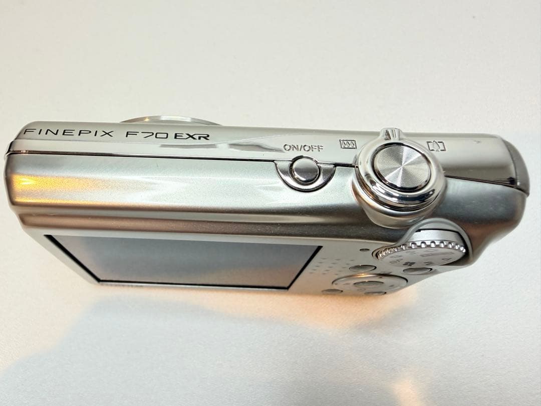フジフィルム　FinePix F70 EXR シルバー