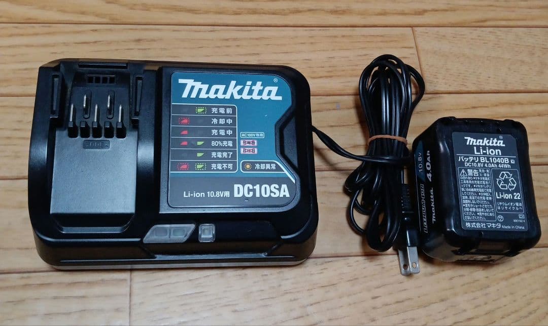 マキタ10.8V充電式クリーナーCL107FD 大容量バッテリー、充電器付