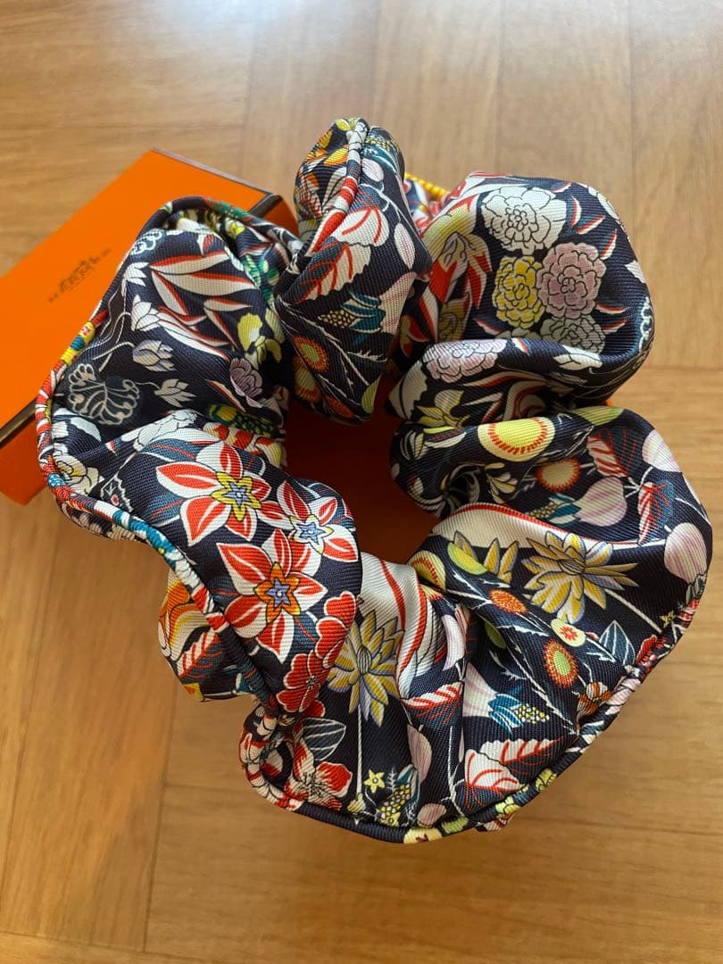 HERMÈS エルメス　シュシュ 《クラウディア》 《ブルーム》