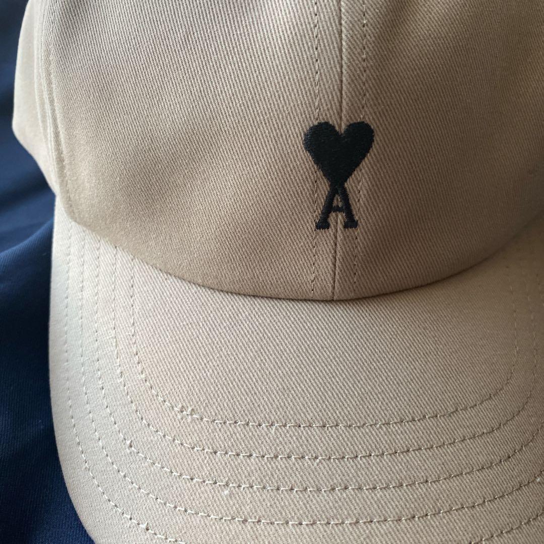 ami paris❤️ベージュ キャップ ハート ロゴ刺繍　黒ロゴ