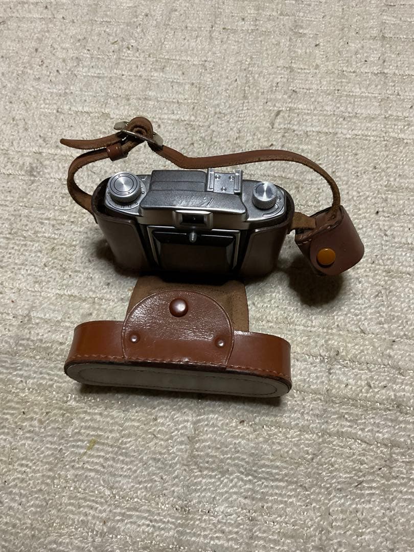 蛇腹式カメラ／コニレット　小西六写真工業株式会社。【取扱説明書と専用フラッシュ】