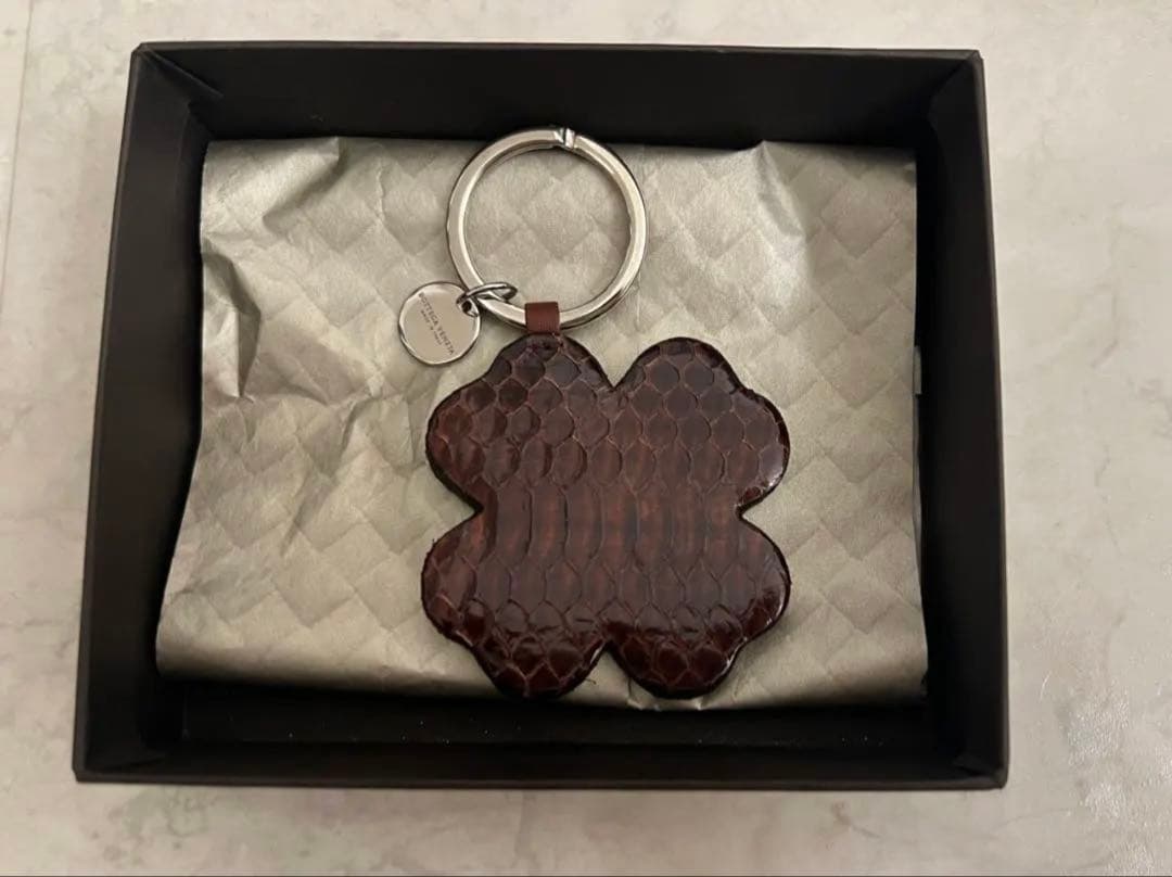 Bottega Veneta クローバー型キーホルダー