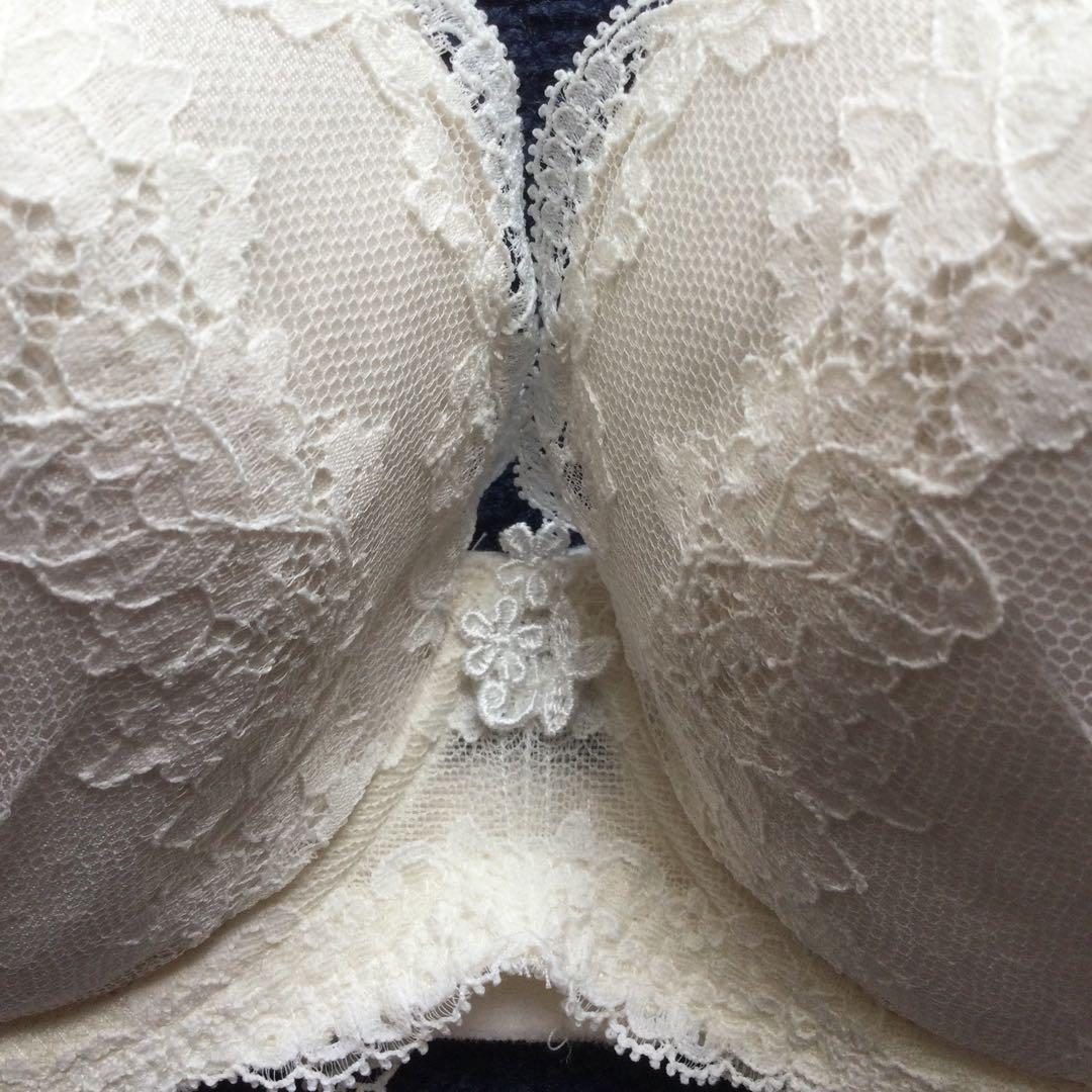 新品タグ付　ワコール　トレフル　総レースデザイン　Ｆ７０　アイボリー