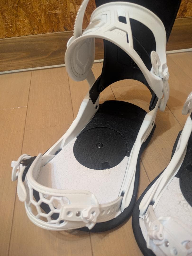 UNION STRATA Mサイズ スノーボードビンディング ホワイト