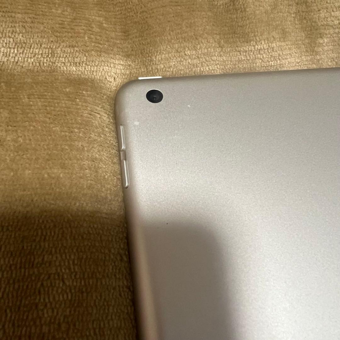 【美品】Apple iPad 第7世代Wi-Fiモデル シルバー32GBカバー付