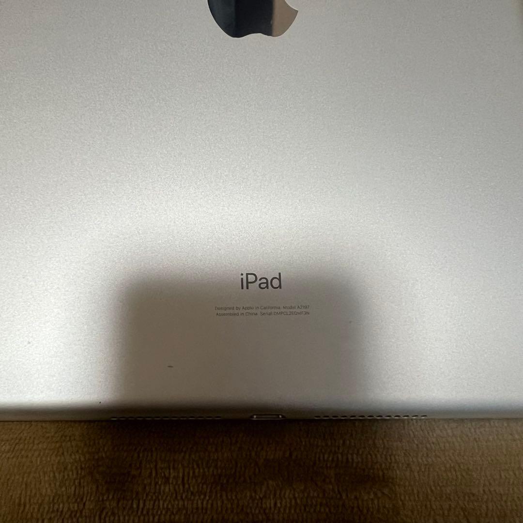 【美品】Apple iPad 第7世代Wi-Fiモデル シルバー32GBカバー付