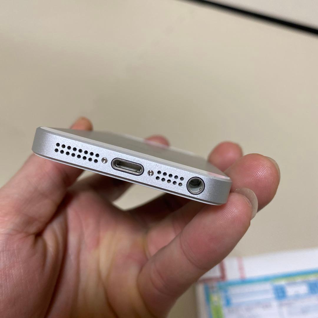 Apple iPhone SE シルバー 本体