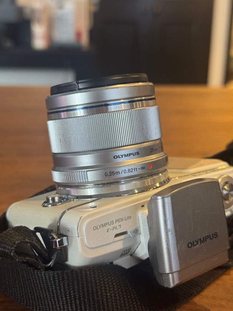 Olympus PEN ミラーレスカメラ ホワイト　単焦点レンズ付き