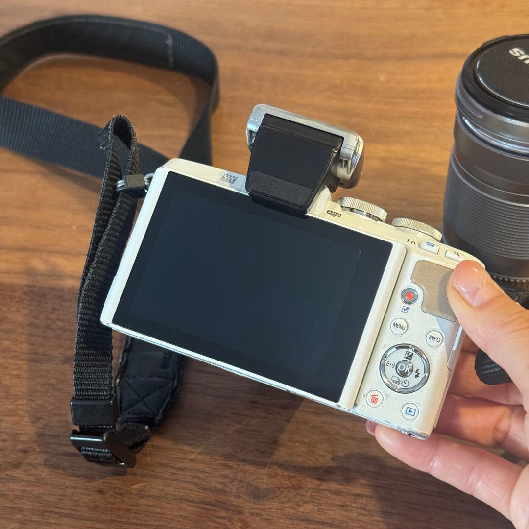 Olympus PEN ミラーレスカメラ ホワイト　単焦点レンズ付き