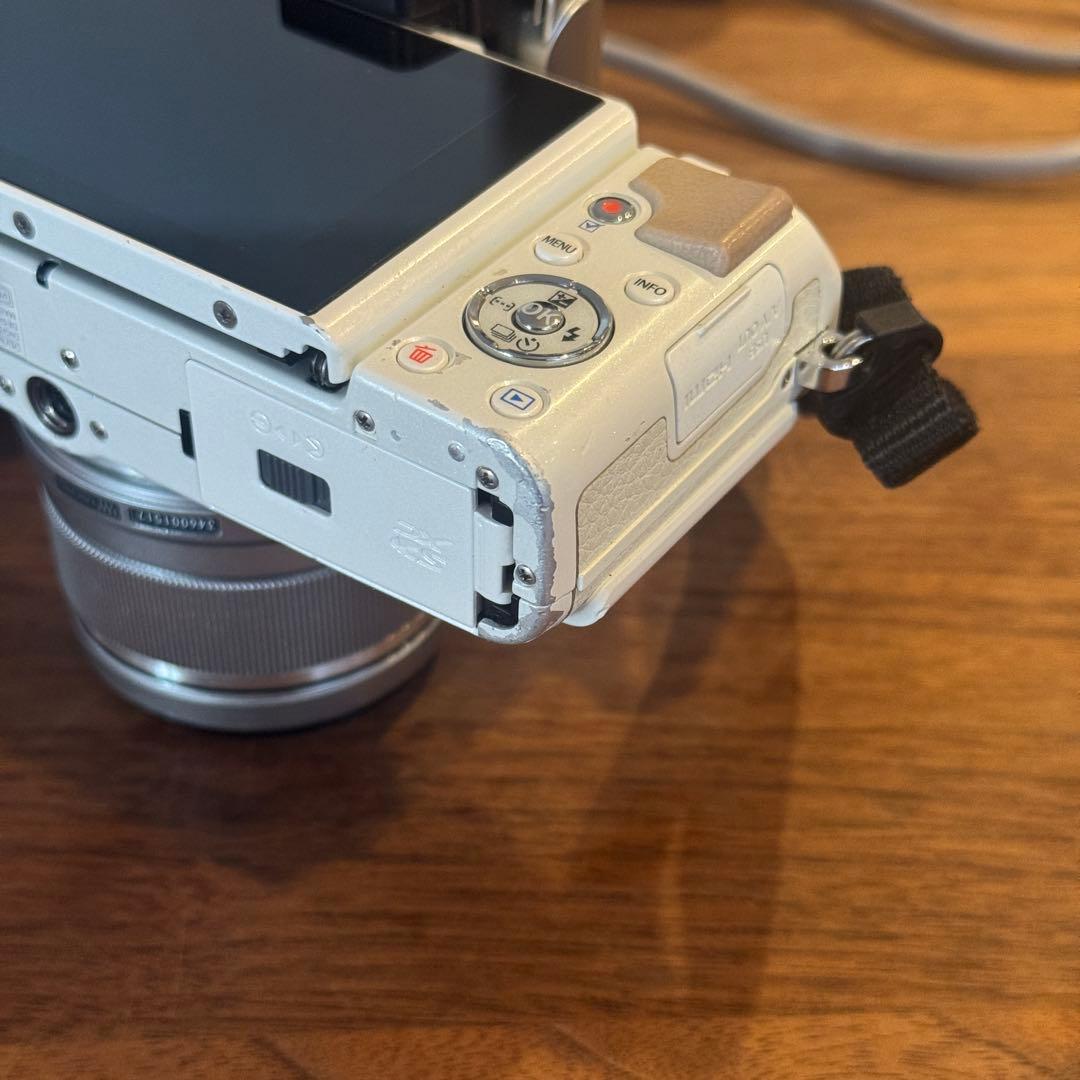 Olympus PEN ミラーレスカメラ ホワイト　単焦点レンズ付き
