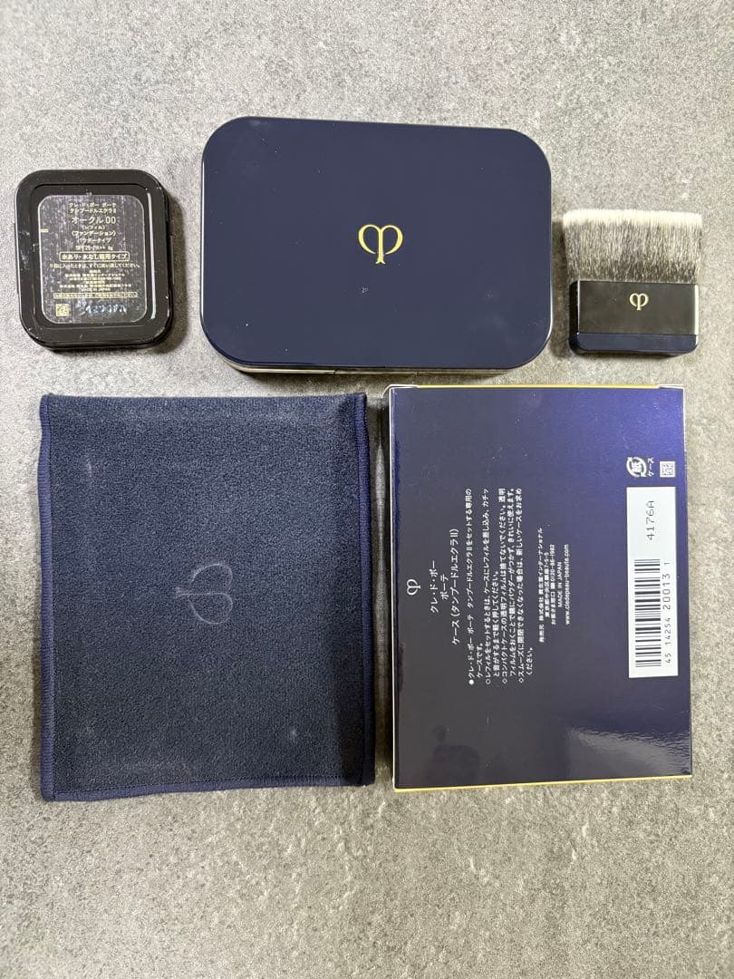 クレドポータンプードルエクラⅡ ファンデーションオークル00専用ケースパンソー付