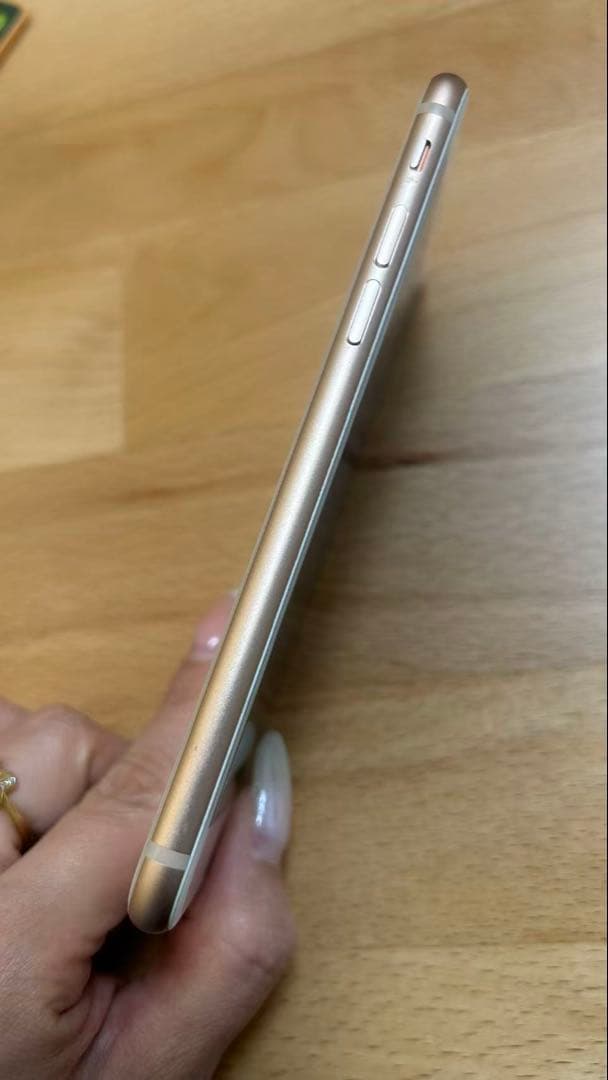 iPhone 8 美品 ゴールド