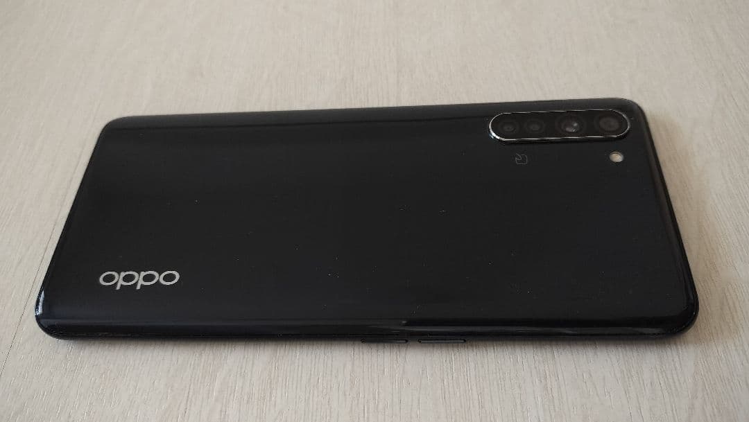 oppo トリプルカメラスマートフォン ブラック