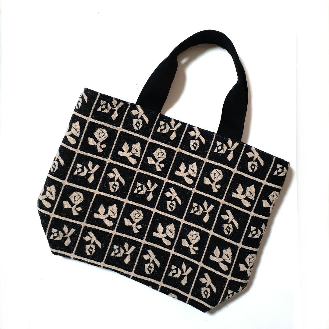 ミナペルホネン　lulu small ベージュの裏側ブラックのトートバッグ