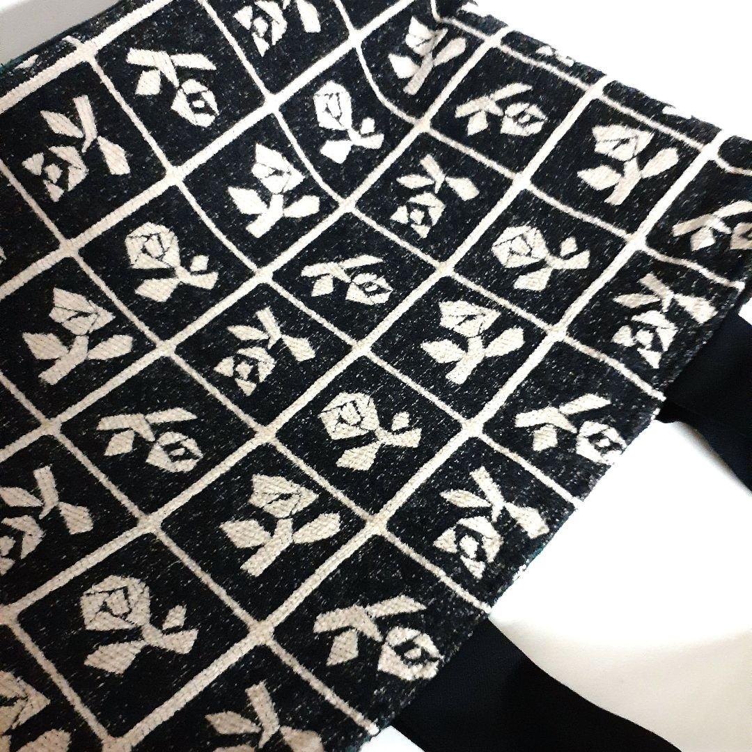 ミナペルホネン　lulu small ベージュの裏側ブラックのトートバッグ