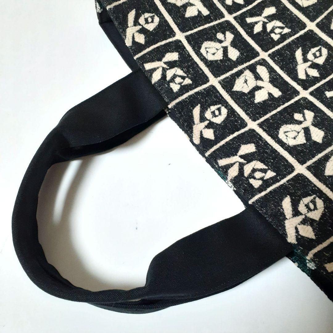 ミナペルホネン　lulu small ベージュの裏側ブラックのトートバッグ