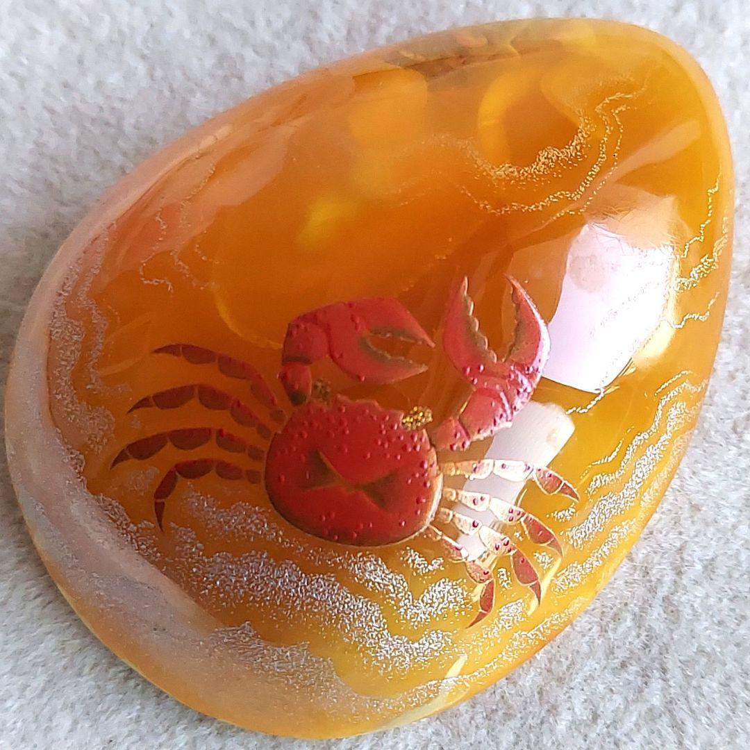 浜辺のカニさん　琥珀　ブローチ