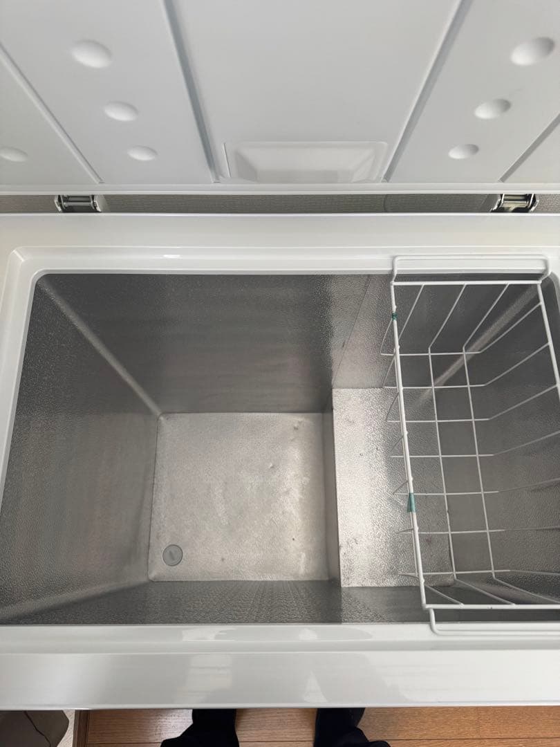 ホワイト チェストフリーザー　冷凍庫142L