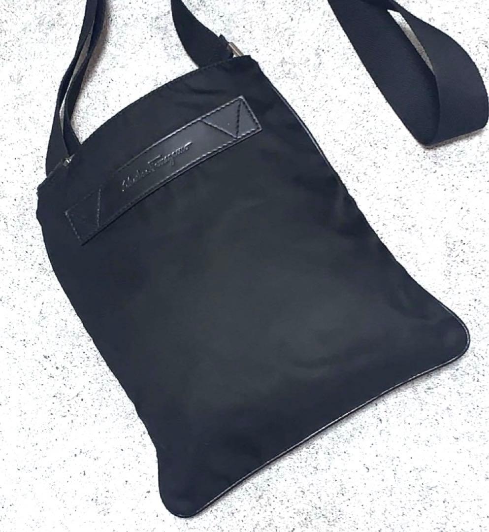 美品 Salvatore Ferragamoショルダーバッグ クロスボディバック