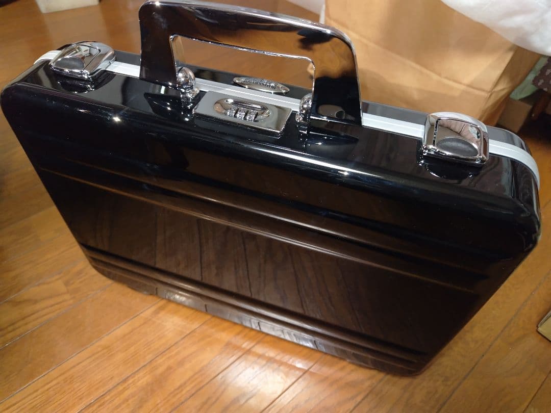 【年末まで最終値下】ZERO HALLIBURTON（ゼロハリバートン）未使用品