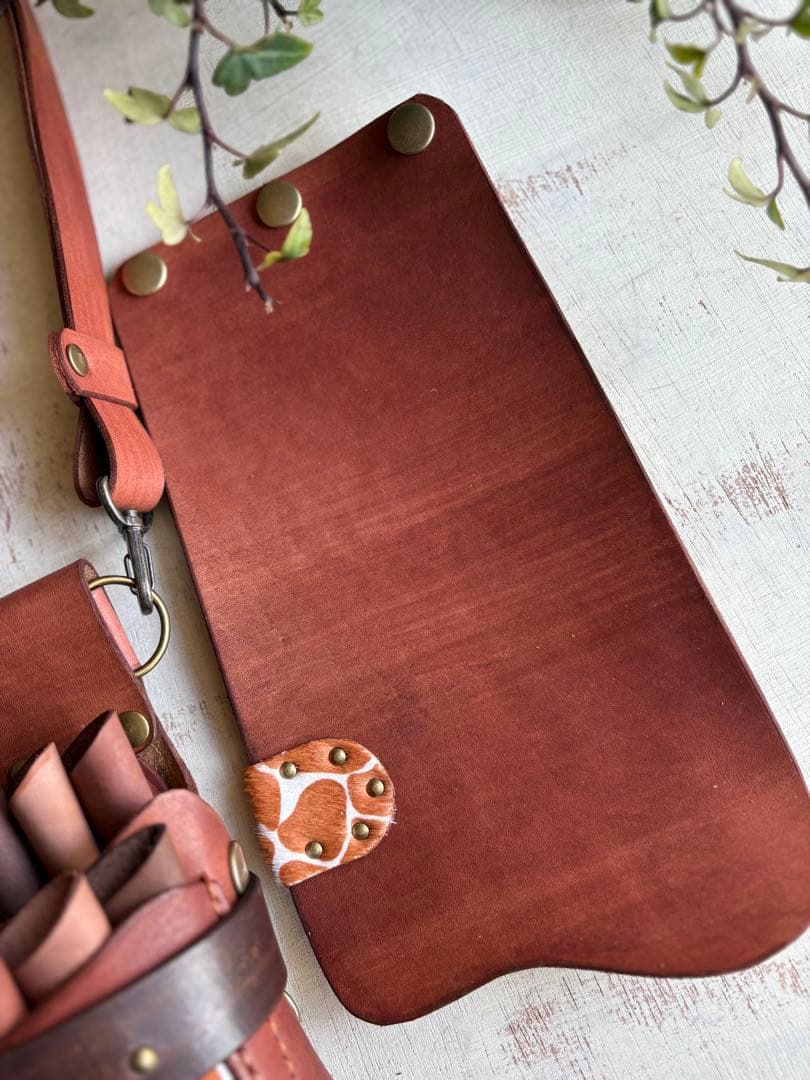 Pokomaru　手染めテラコッタ、ハラコジラフの大容量蓋付きシザーケース