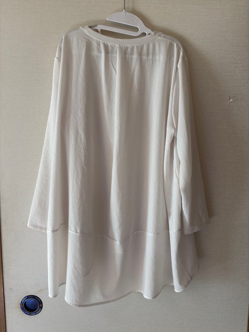 ビアズリー　後ろドレープT ブラウス　アイボリー　フリーサイズ