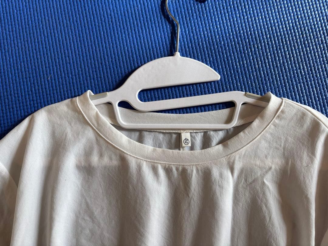 ビアズリー　後ろドレープT ブラウス　アイボリー　フリーサイズ