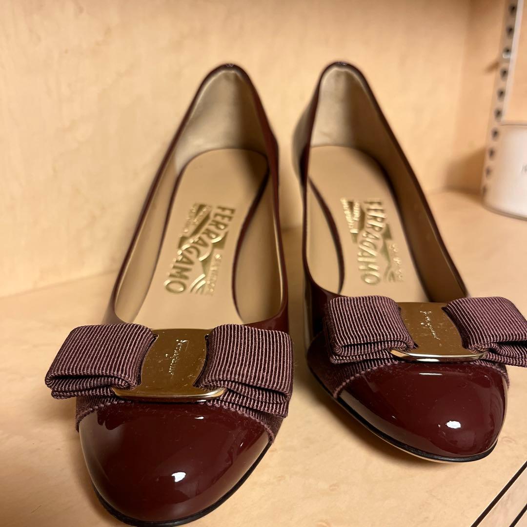 専用　新品未使用　フェラガモCARLA70カルラ　リボンパンプス　バーガンディー
