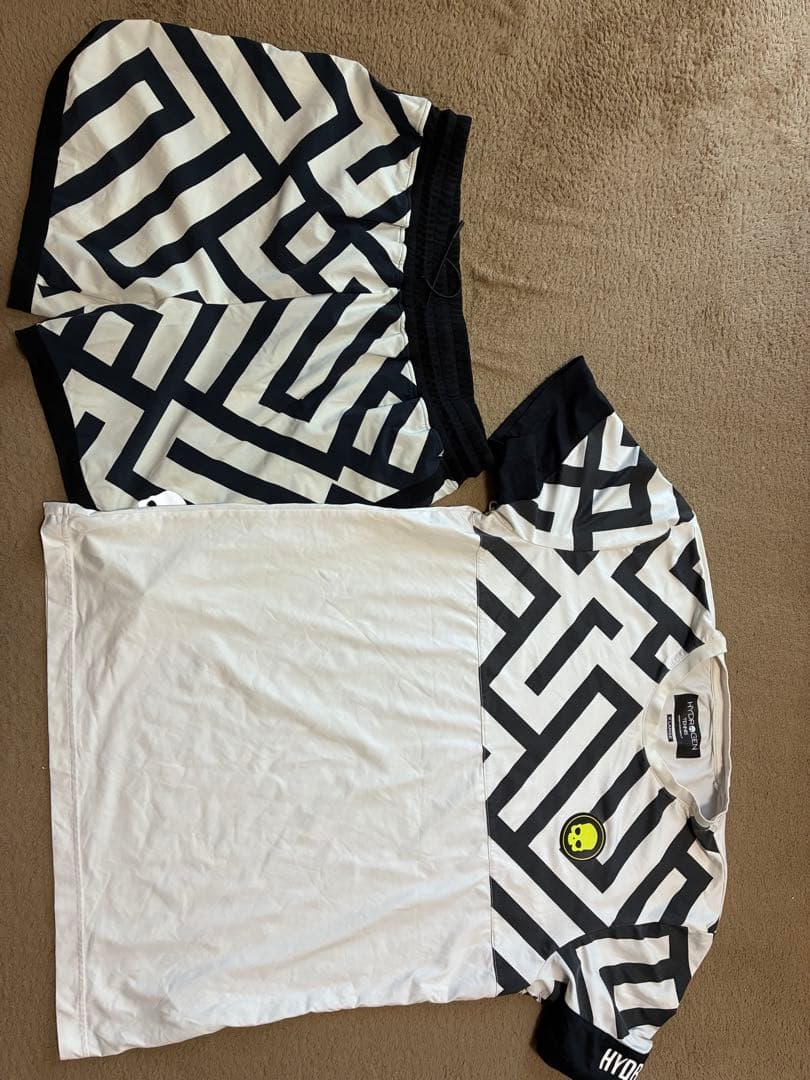 ハイドロゲン　テニスウェア　シャツとハーフパンツセット