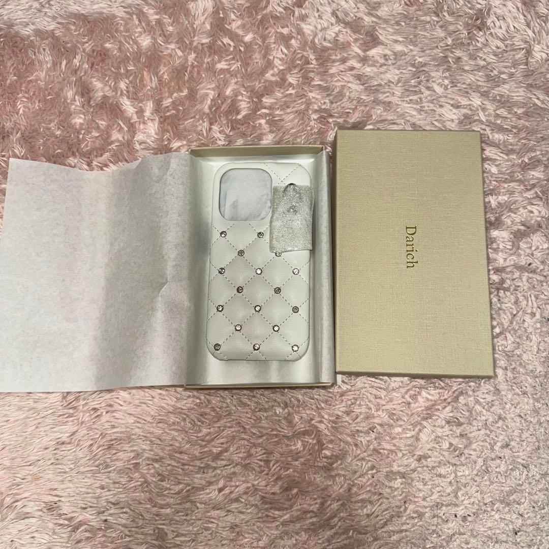 iPhone15Proケース Darich キルティングビジューDDチャーム