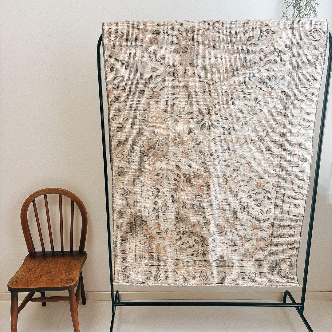 トルコ　ヴィンテージラグ　ベージュ　フローラル