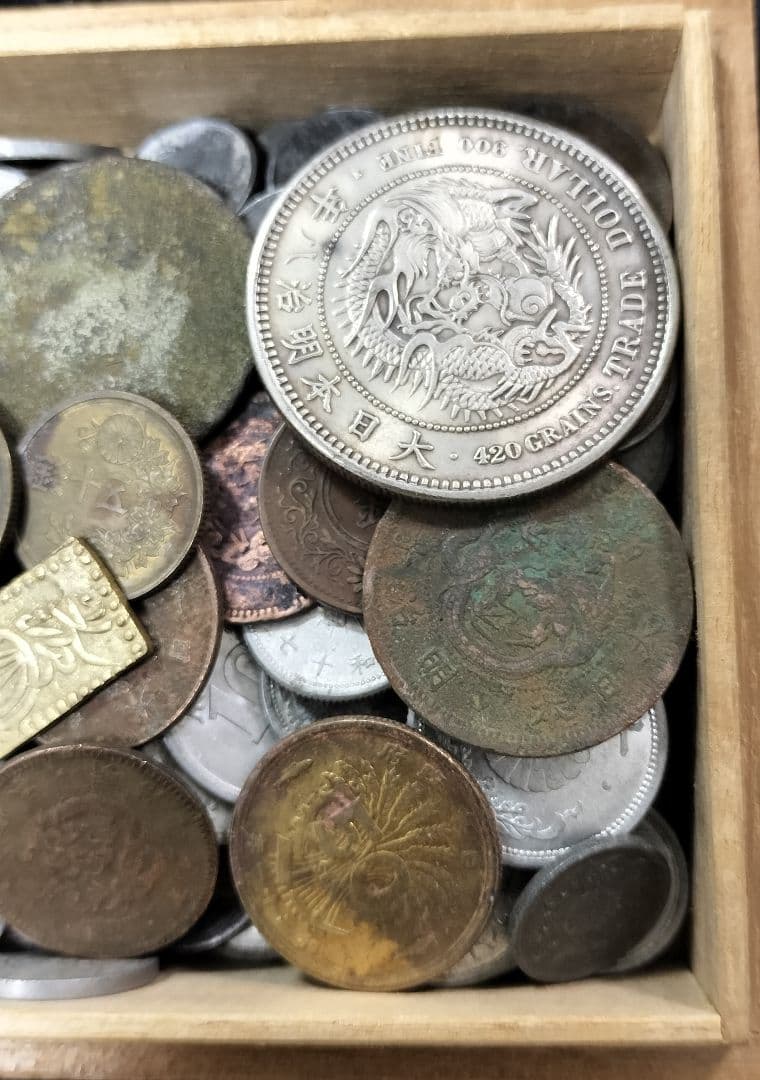 r*7様 1円銀貨二分金雑銭古銭通宝など色々多種 桐箱おまけ 古銭穴銭雑銭銅貨銀