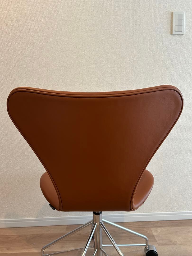 セブンチェア　オフィスチェア　フルパディング　エッセンシャルレザー　ウォルナット