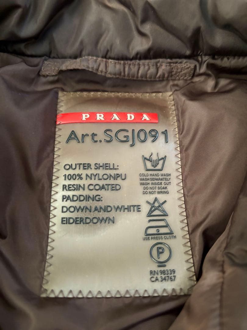 プラダ PRADA トライアングル plate logo down jacket