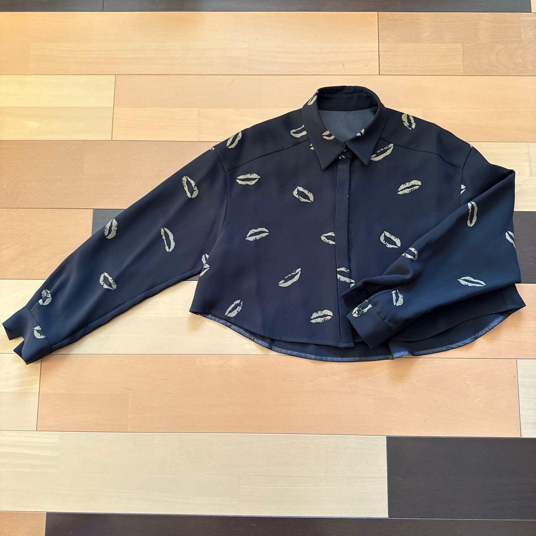 グレースコンチネンタル　シャツ　ブラック　リップ柄