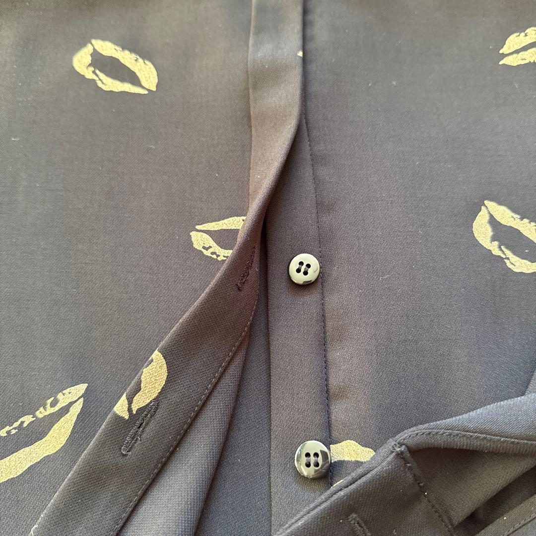 グレースコンチネンタル　シャツ　ブラック　リップ柄